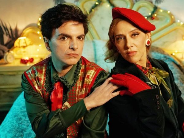 A la izquierda Ale Sergi sentado junto a Juliana Gattas, derecha, integrantes de Miranda.