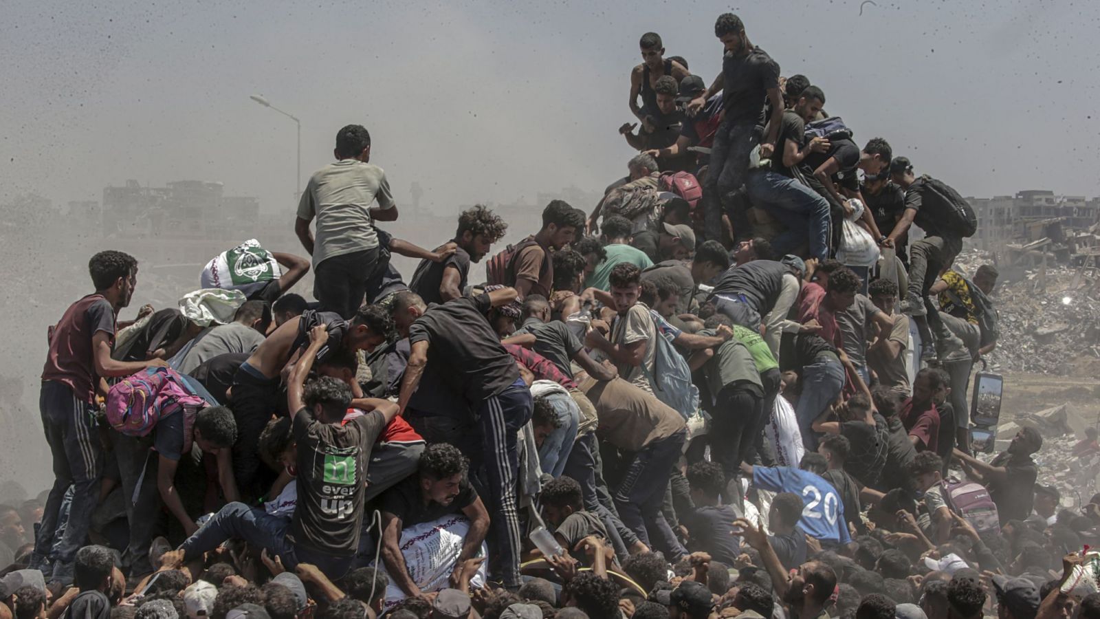 Adultos y niños desesperados buscando alimento en Gaza.