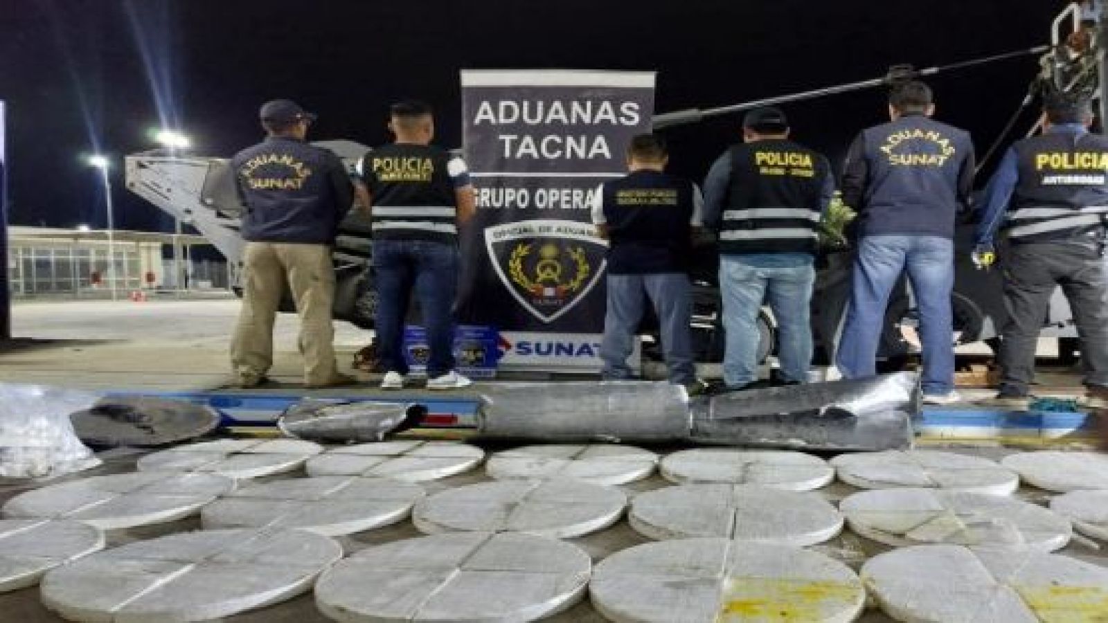 Policía de Perú junto a los discos de cocaína retenidos.