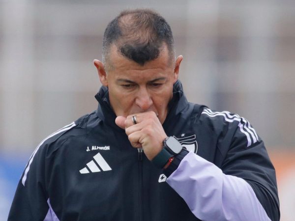 Jorge Almirón dirigiendo un partido de Colo Colo