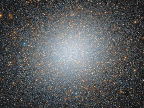 Telescopio observando Omega Centauri, cúmulo estelar masivo en la Vía Láctea estudiado por científicos chilenos.