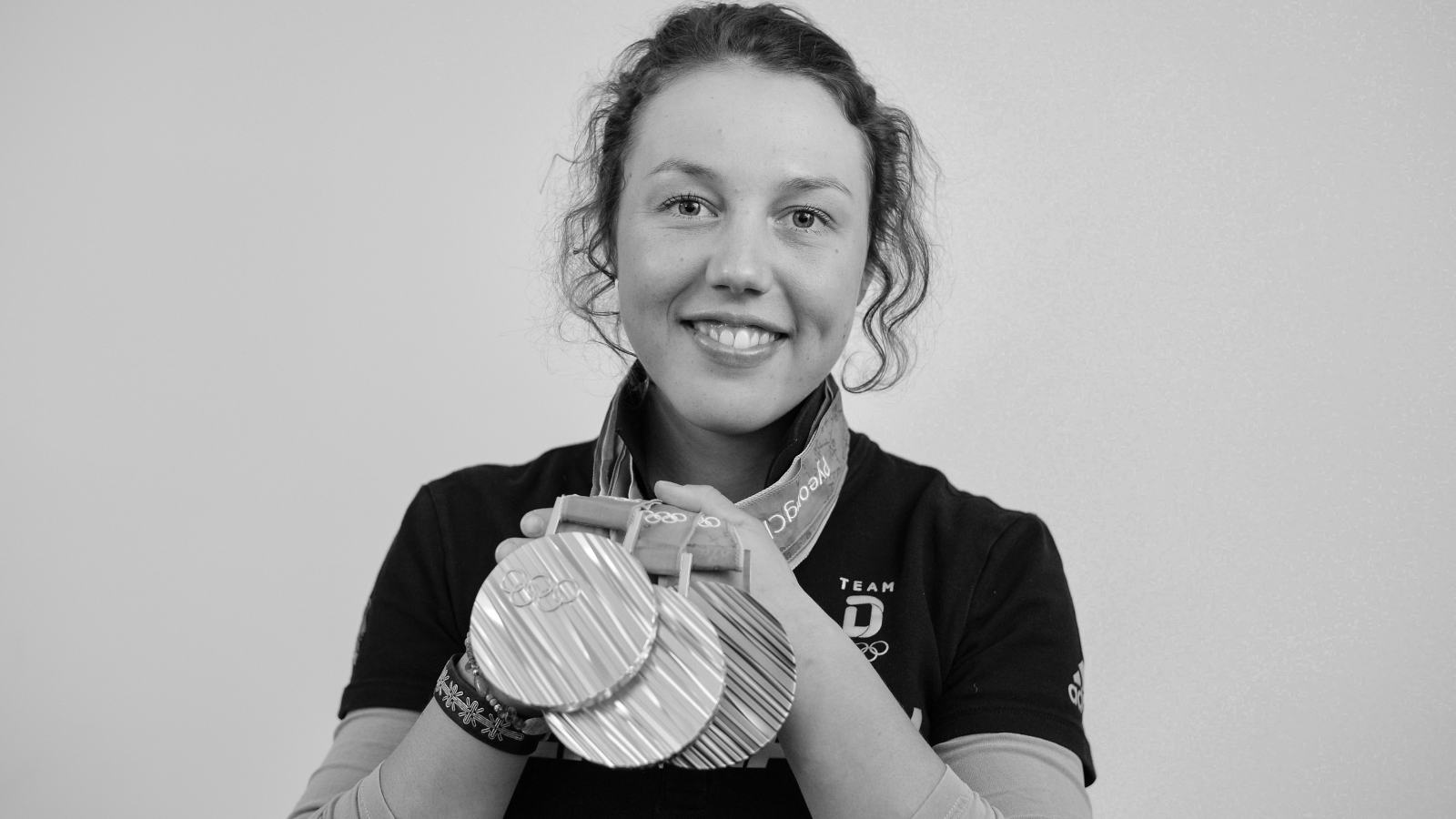 Laura Dahlmeier con las medallas que consiguió en los Juegos Olímpicos de Invierno.