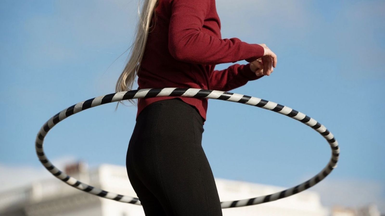 Mujer jugando hula-hula
