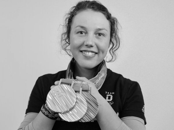 Laura Dahlmeier con las medallas que consiguió en los Juegos Olímpicos de Invierno.