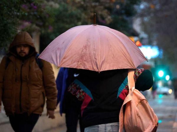 Persona con un paraguas bajo la lluvia