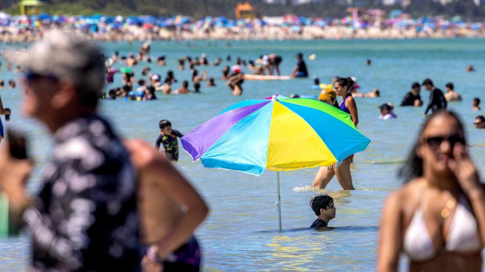 Personas en la playa de Estados Unidos.