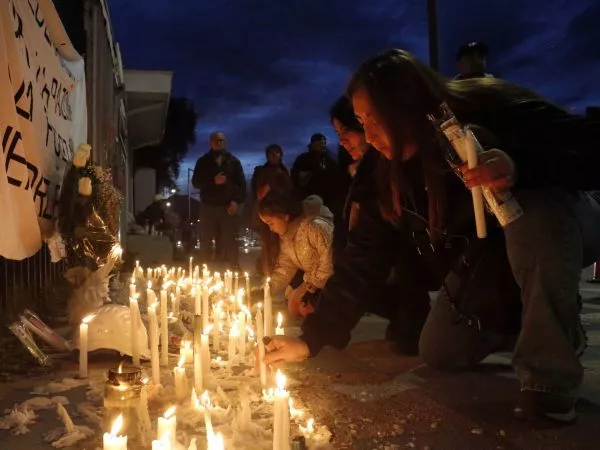 Velaton en frotis Codelco El Teniente tras las noticia de que fueron encontrados todos los mineros desaparecidos.