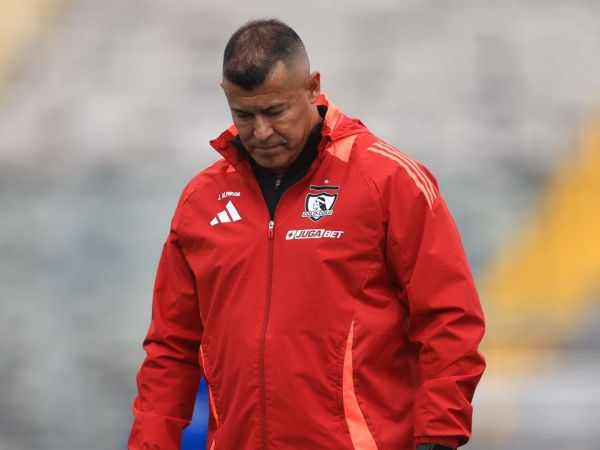 Jorge Almirón dirigiendo un partido de Colo Colo