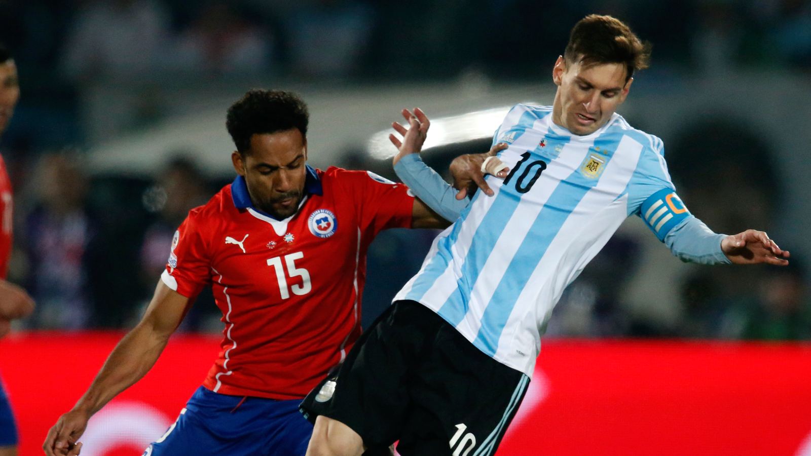 Jean Beausejour marcando a Lionel Messi en la final de la Copa América 2015
