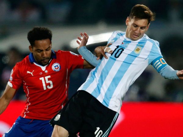 Jean Beausejour marcando a Lionel Messi en la final de la Copa América 2015
