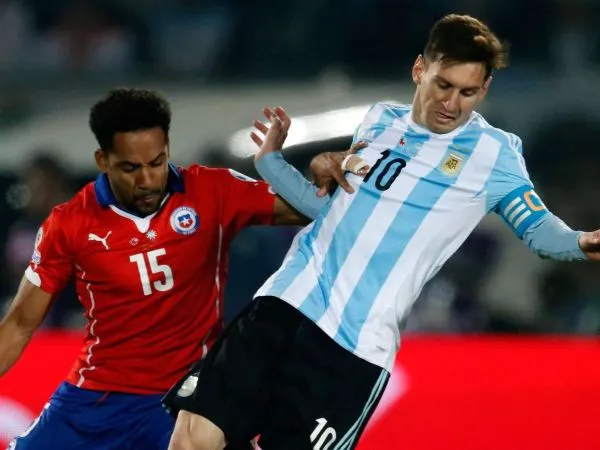 Jean Beausejour marcando a Lionel Messi en la final de la Copa América 2015