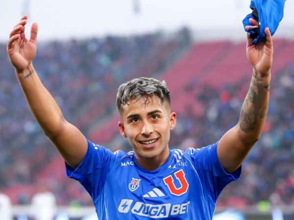 Lucas Assadi celebrando un gol por la Universidad de Chile