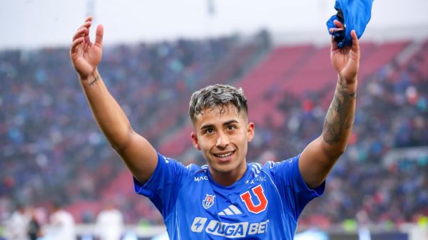 Lucas Assadi celebrando un gol por la Universidad de Chile