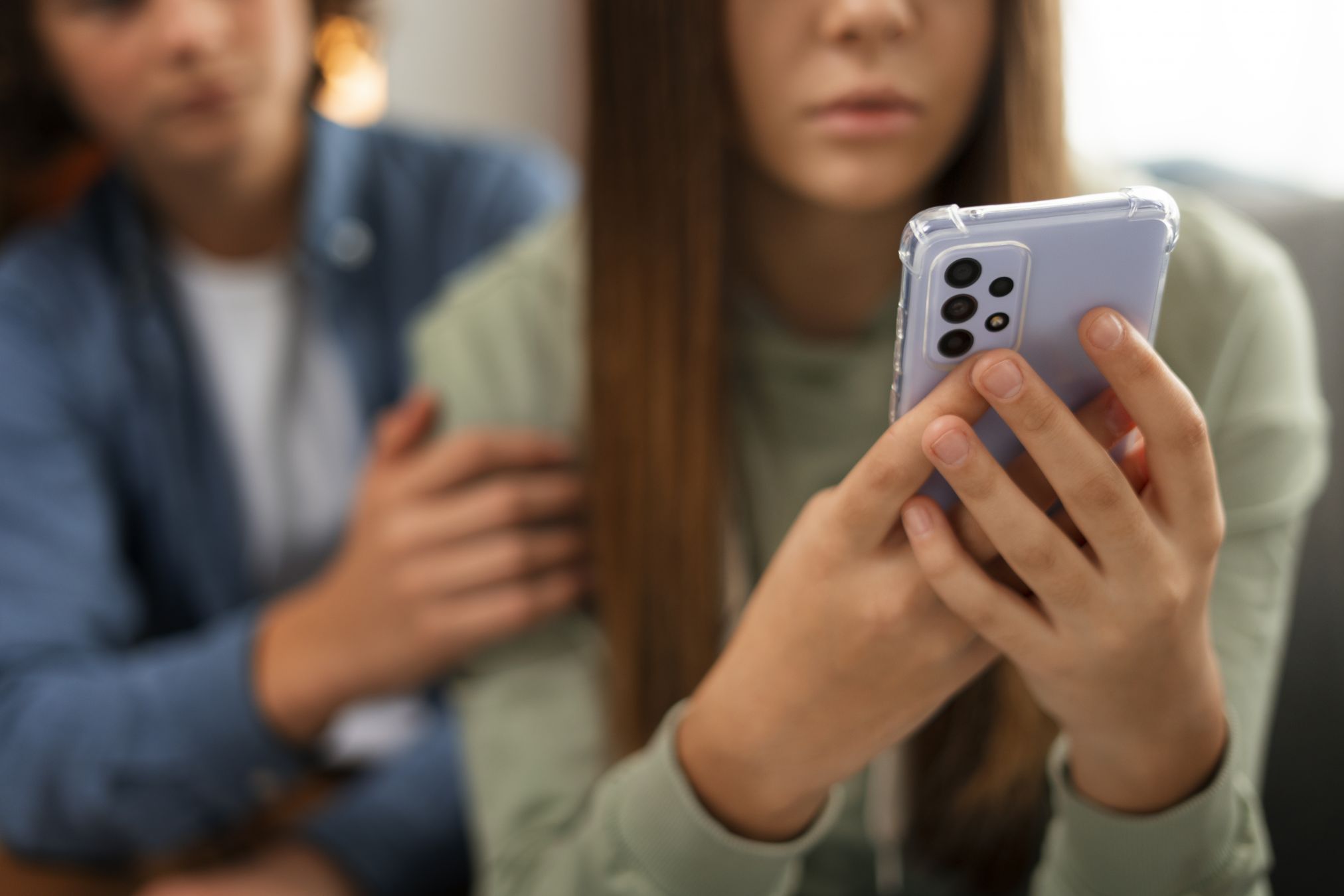 Chica ignora a su amiga para usar el celular
