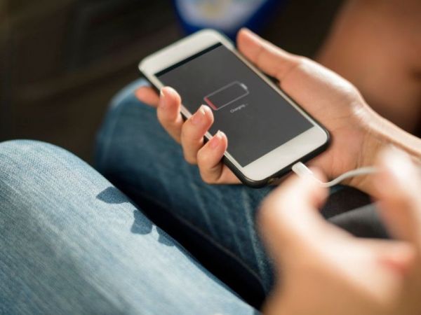 Teléfono smartphone cargando