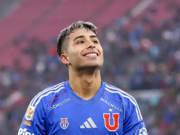 Lucas Assadi jugando por la Universidad de Chile