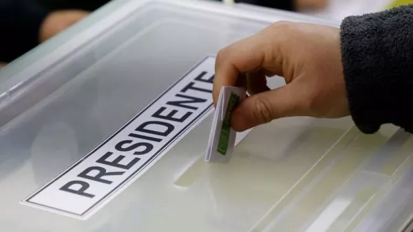 Persona votando. Patrocinios en el Servel