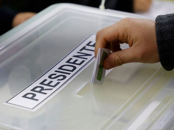 Persona votando. Patrocinios en el Servel