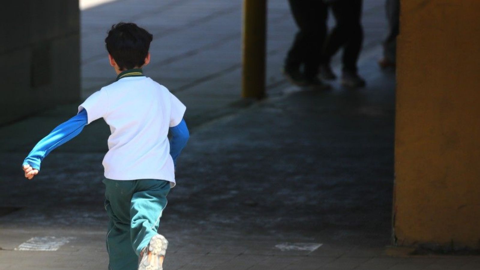 Niño jugando en el patio del colegio. Sistema de Admisión Escolar