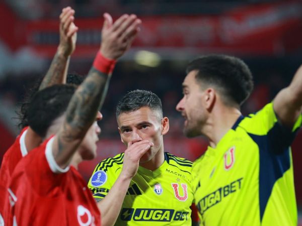 Charles Aránguiz en medio de los incidentes ante Independiente