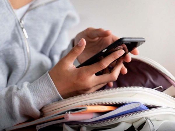 Estudiantes surcoreanos en una sala de clases sin teléfonos móviles tras la nueva regulación.