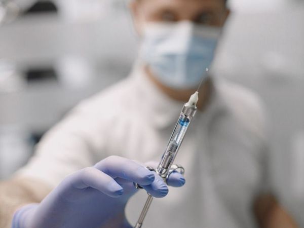 Anestesiólogo con inyección. Anestesia