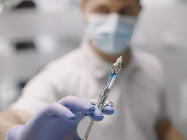 Anestesiólogo con inyección. Anestesia