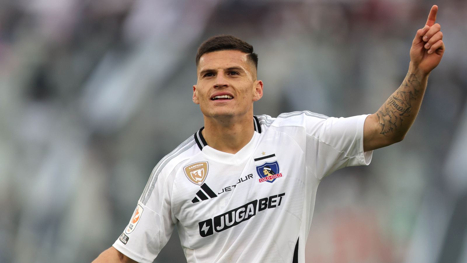 Lucas Cepeda celebrando con Colo Colo