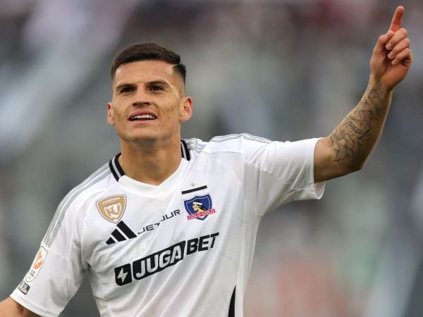 Lucas Cepeda celebrando con Colo Colo