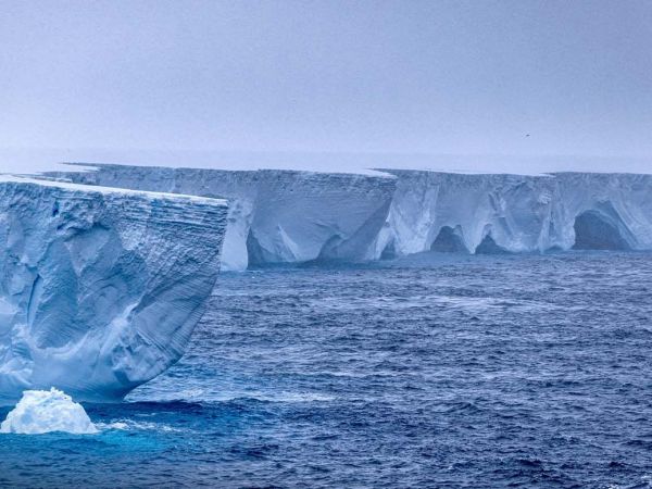 Imagen satelital del iceberg A23a, el bloque de hielo más grande del mundo, fragmentándose en el Atlántico Sur tras 40 años a la deriva.
