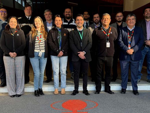 Representantes del Ministerio de Ciencia y Codelco en la División Ventanas explorando aplicaciones científicas del cobre chileno.