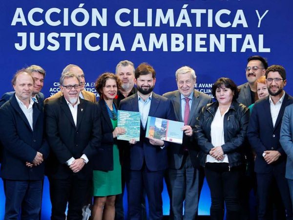 Presidente Gabriel Boric y la ministra Maisa Rojas presentan la NDC 2025-2035 y la Estrategia Nacional de Transición Socioecológica Justa en La Moneda.