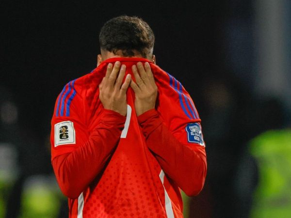 Jugador de la Selección Chilena lamentándose