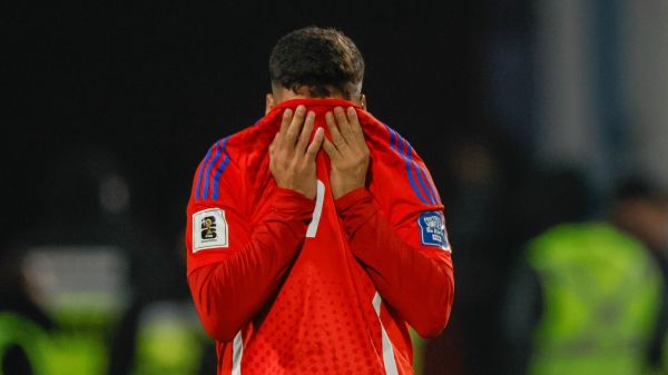 Jugador de la Selección Chilena lamentándose