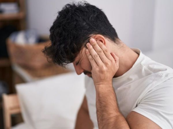 Representación de hombre sufriendo un ACV