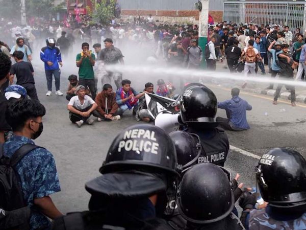 Manifestantes en Katmandú protestan contra la prohibición de Facebook, YouTube y X en Nepal.