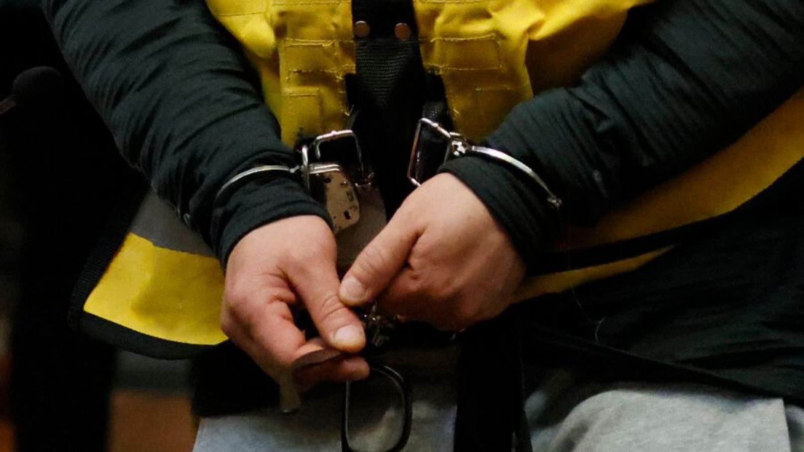 Manos con esposas. Hombre arrestado