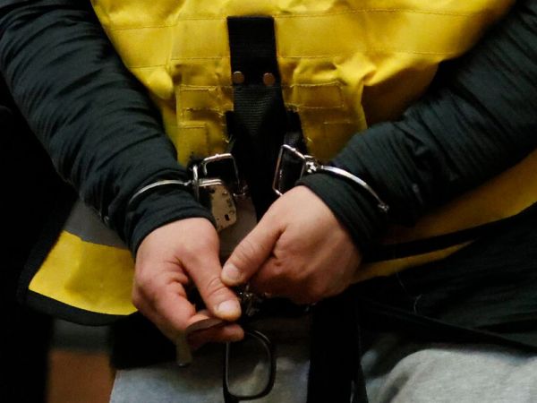 Manos con esposas. Hombre arrestado