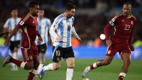 Lionel Messi disputando un partido con Argentina en las Eliminatorias Sudamericanas al Mundial 2026 donde fue goleador del proceso