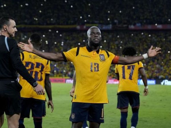 Enner Valencia celebra su gol contra Argentina en las Eliminatorias Sudamericanas