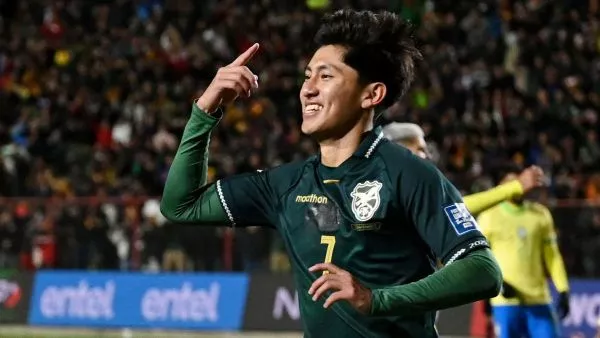 Miguel Terceros celebrando el gol que le dio el paso al repechaje del Mundial 2026 a Bolivia