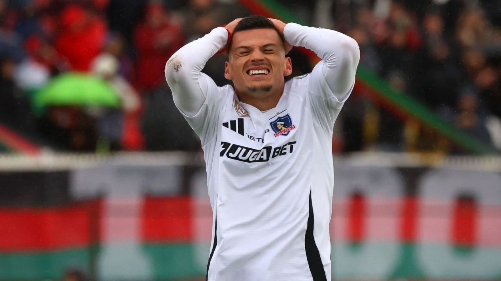 Lucas Cepeda realizando gestos