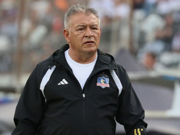 Claudio Borghi dirigiendo un partido de Colo Colo
