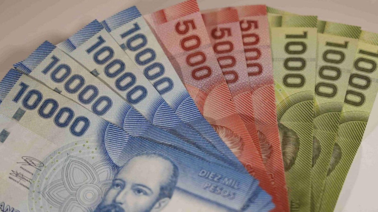Dinero y billetes, representando el royalty minero