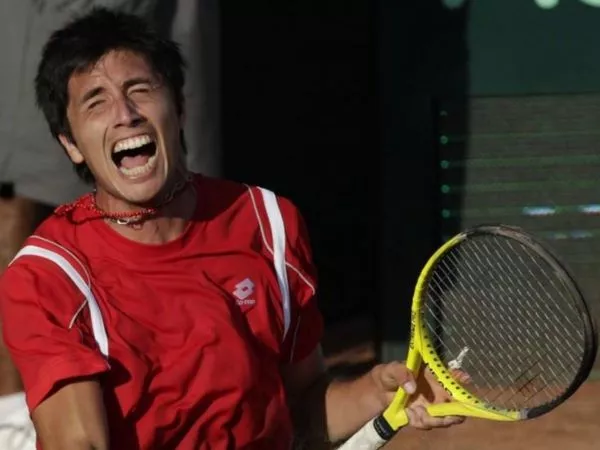 Paul Capdeville jugando un partido de Copa Davis con Chile, celebrando un punto histórico frente a John Isner en 2011