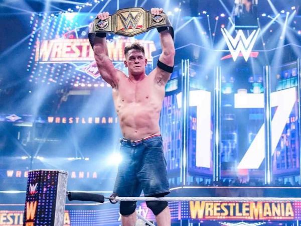 John Cena levantando el título de la WWE en WrestleMania 41