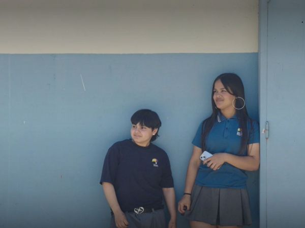 Dos estudiantes de la Escuela Nacional de Artes Gráficas de San Miguel.