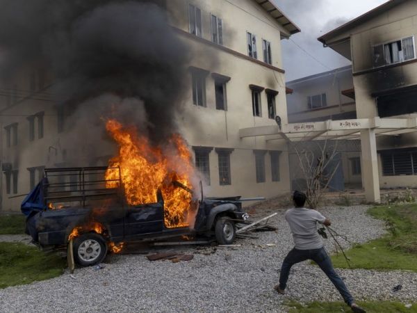 Manifestante prendiendo fuego a un automóvil durante las protestas de esta semana en Nepal.