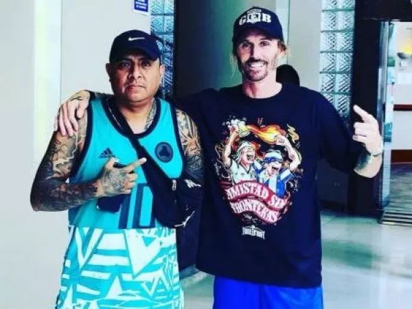 Nicolás Tagliani, exdelantero de Colo Colo, posa con un polerón de Alianza Lima