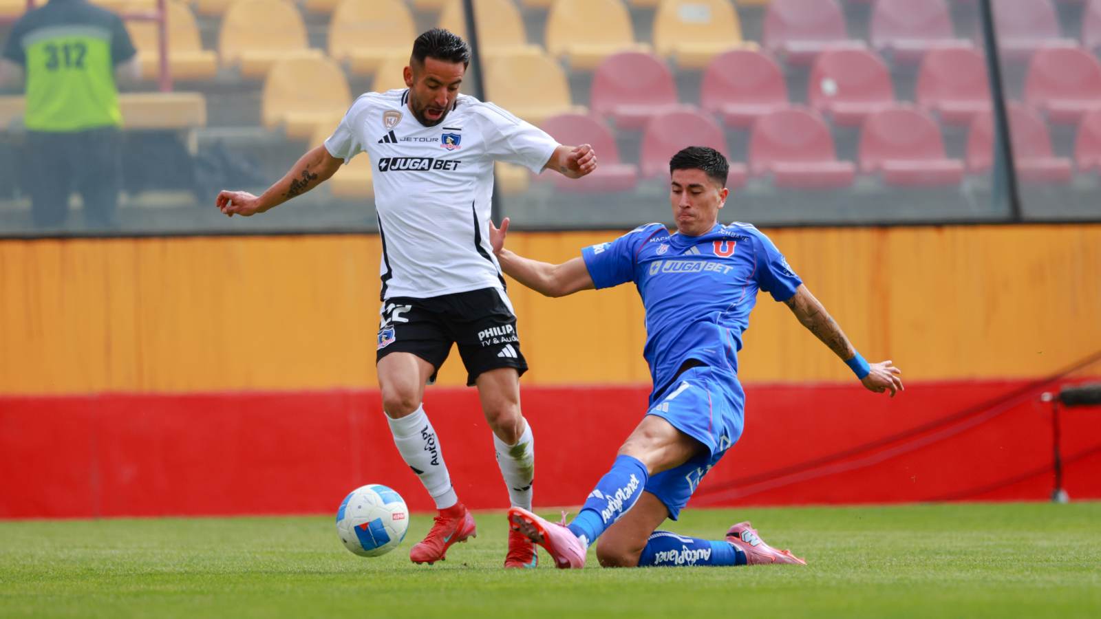 Mauricio Isla disputando el balón con Matías Sepúlveda en la Supercopa entre Colo Colo y la Universidad de Chile